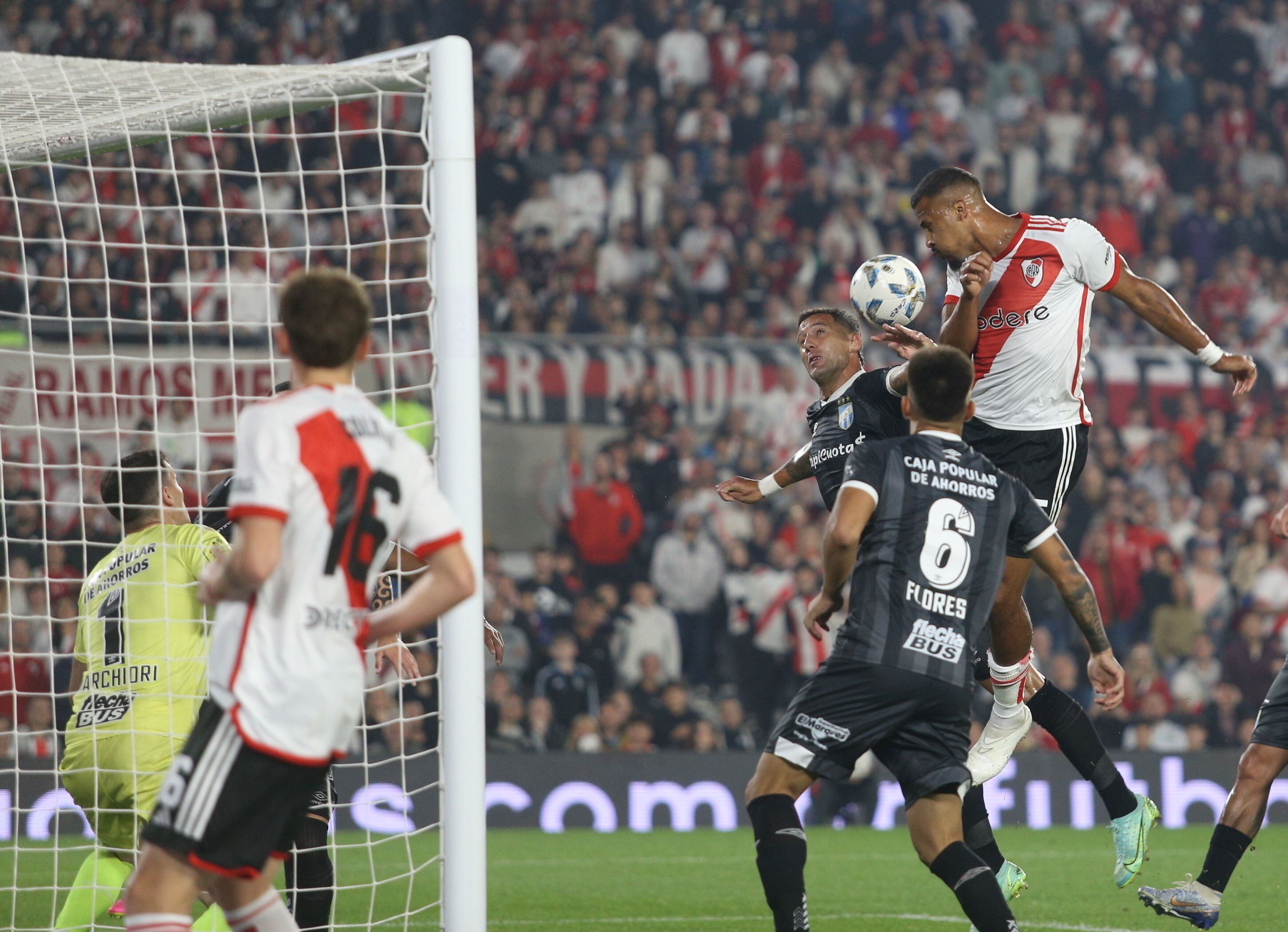 El venezolano Rondón, el autor del agónico tanto del triunfo millonario