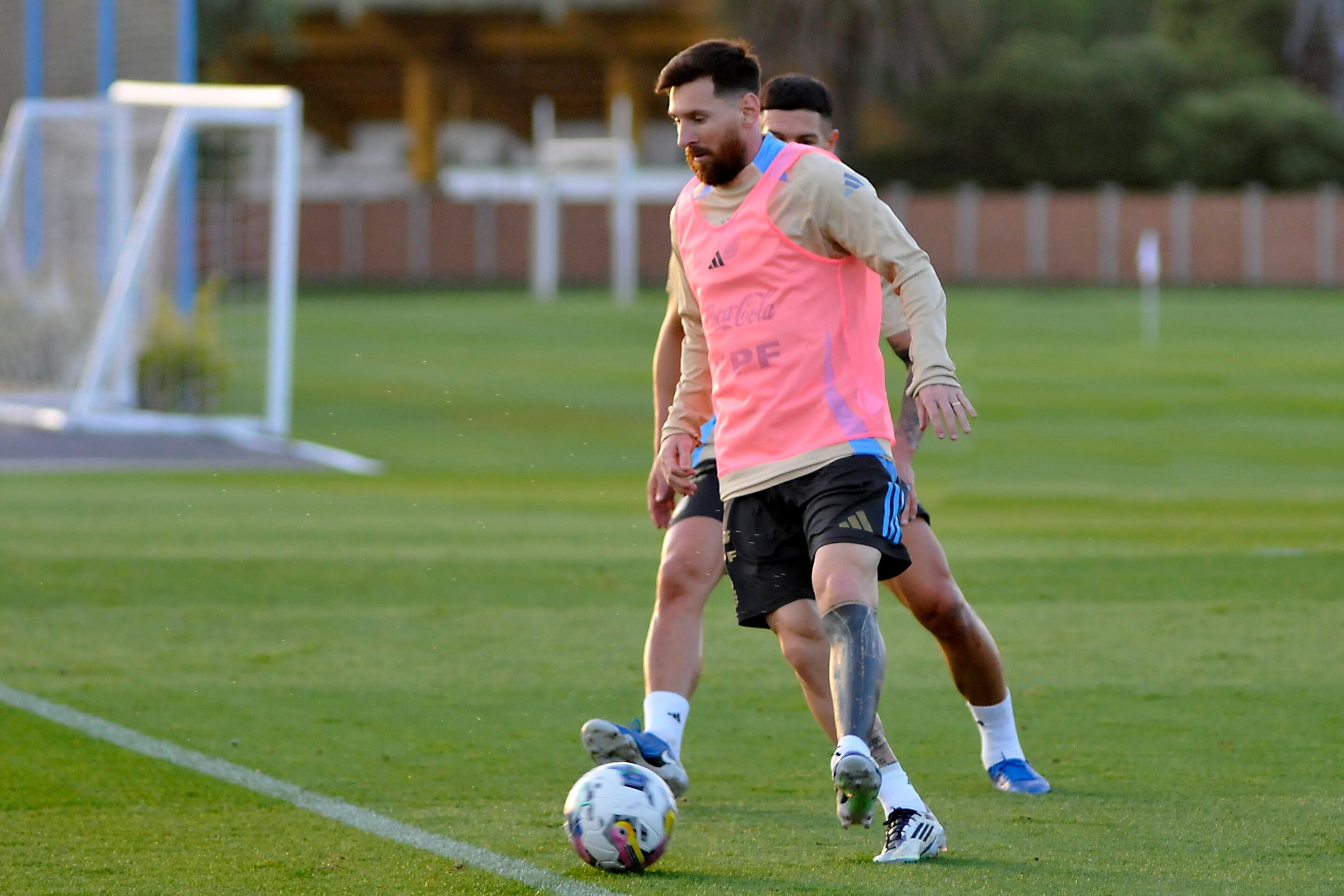 Messi durante la práctica vespertina en Ezeiza