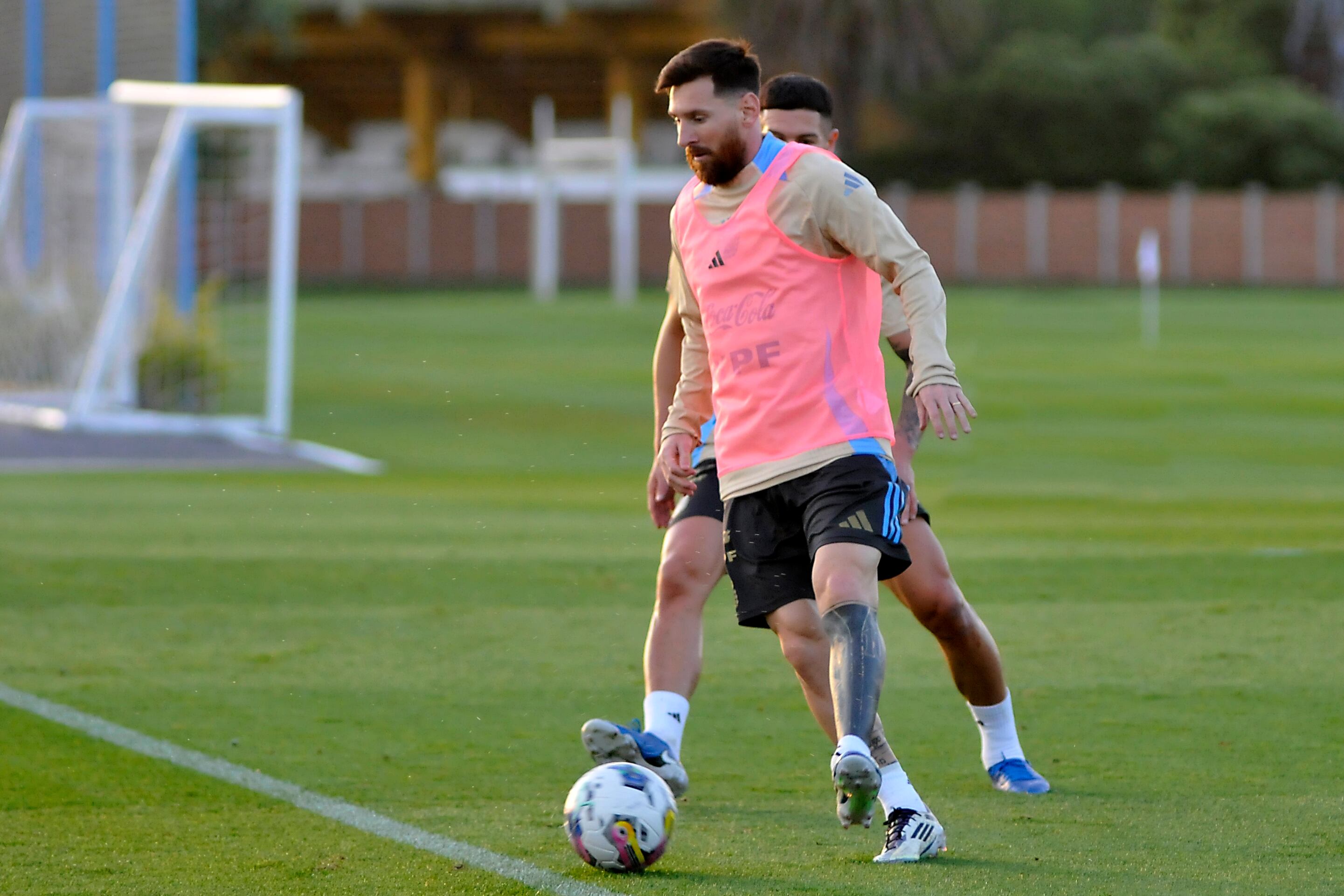 Messi durante la práctica vespertina en Ezeiza