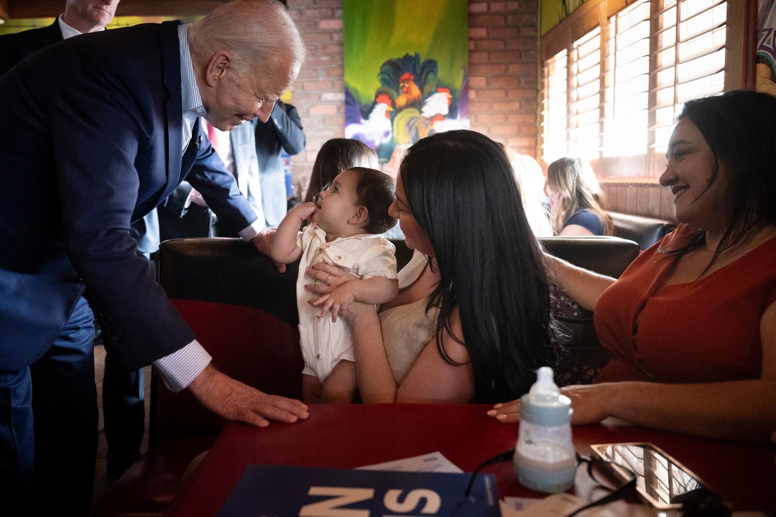 Biden saluda a seguidores en un restaurante mexicano en Phonix, Arizona.