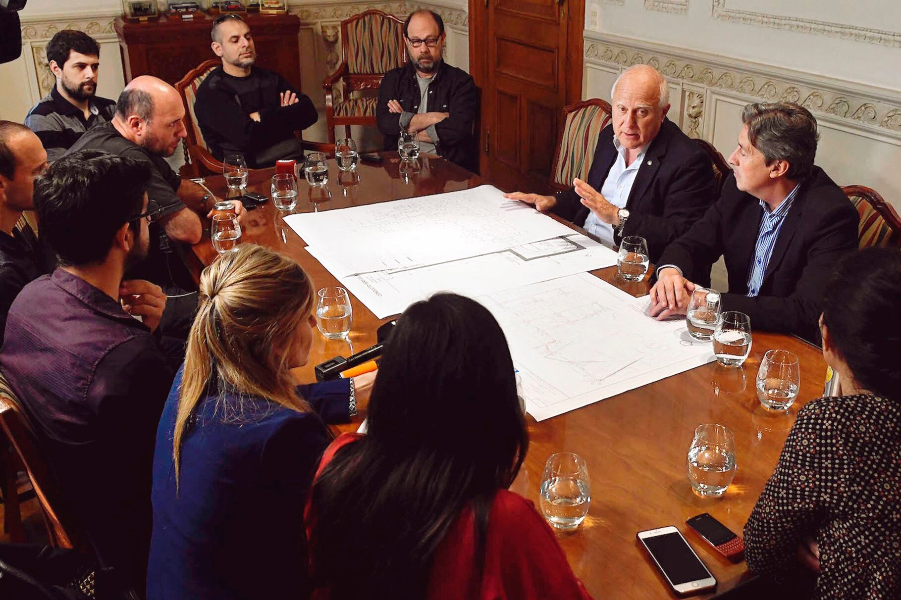 El gobernador estará en California por una invitación “acordada hace unos cuantos meses”, dijo.