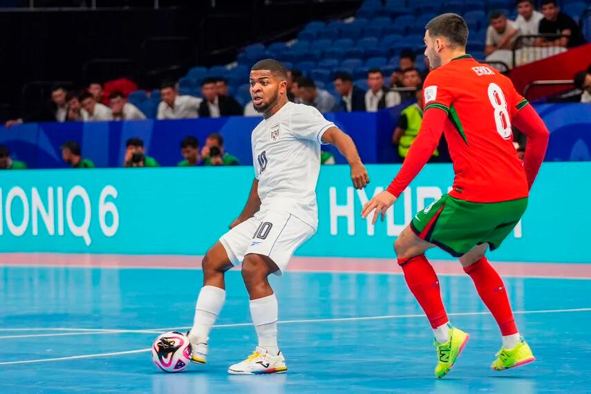El diez de Panamá, Alfonso Maquensi, no pudo hacer nada para evitar que Panamá se coma diez ante Portugal.