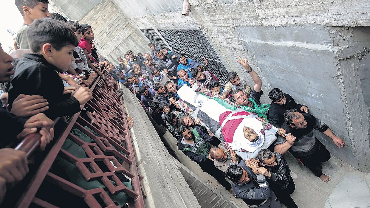 Funeral en Rafah, de Ibrahim Abu Shaer, abatido anteayer por fuerzas israelíes durante una manifestación en la frontera con la Franja de Gaza.