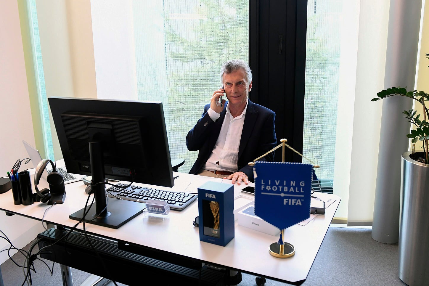 Mauricio Macri en su oficina en la "Fundación FIFA", allá por 2020