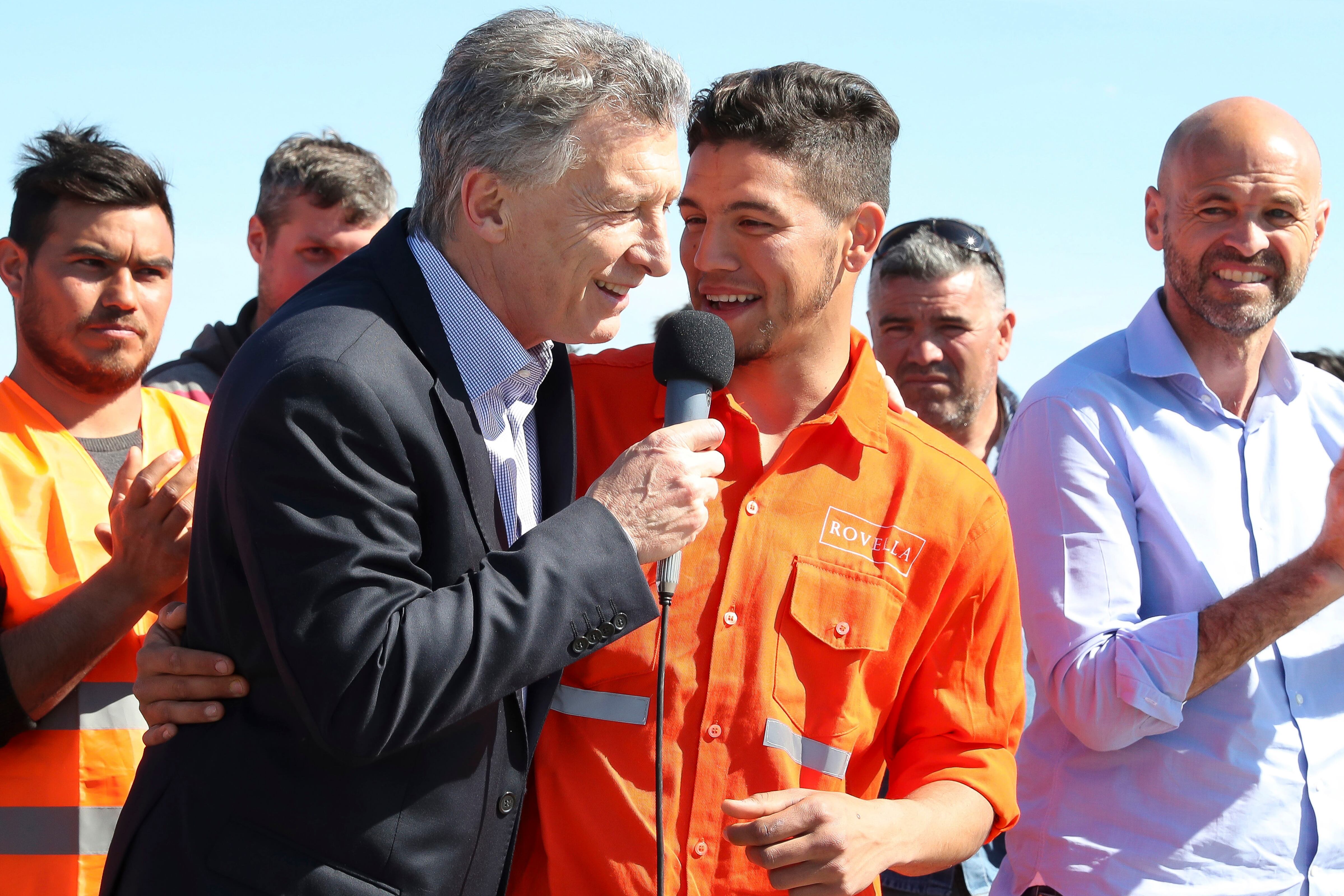 Fiesta: Macri inaugurando una parte ínfima de la ruta 8.