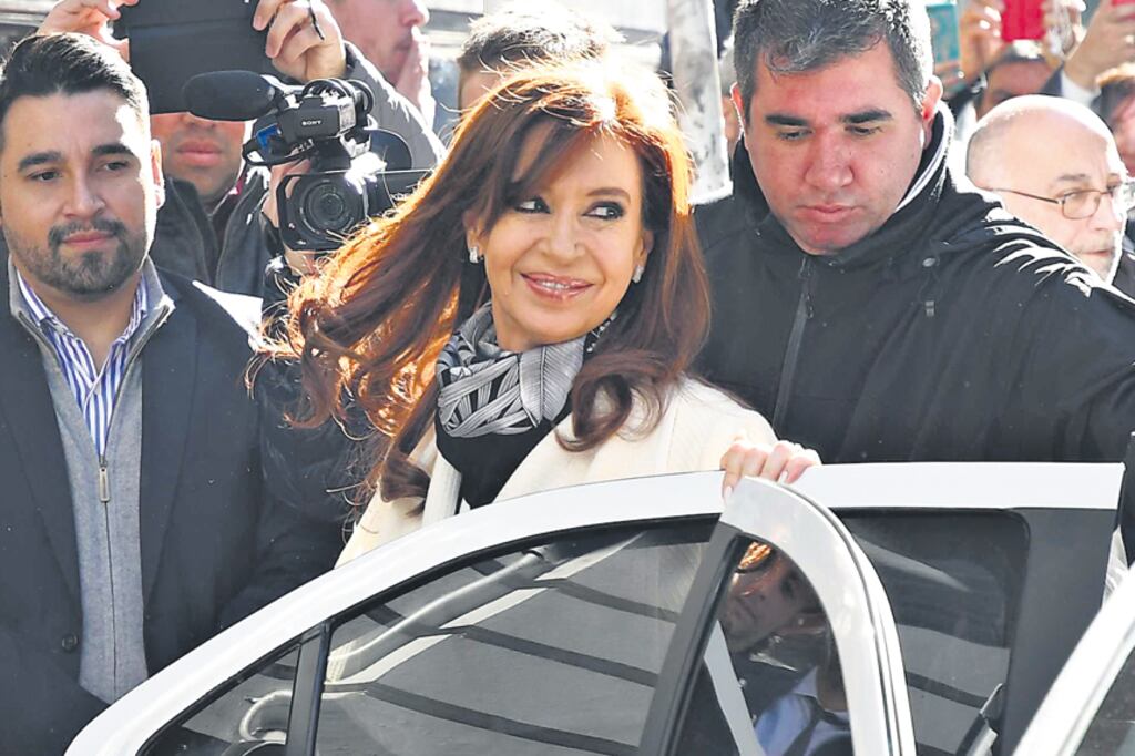 CFK a la salida del Instituto Patria, donde se reunió con unos cincuenta dirigentes y anunció la inscripción de Unidad Ciudadana.
