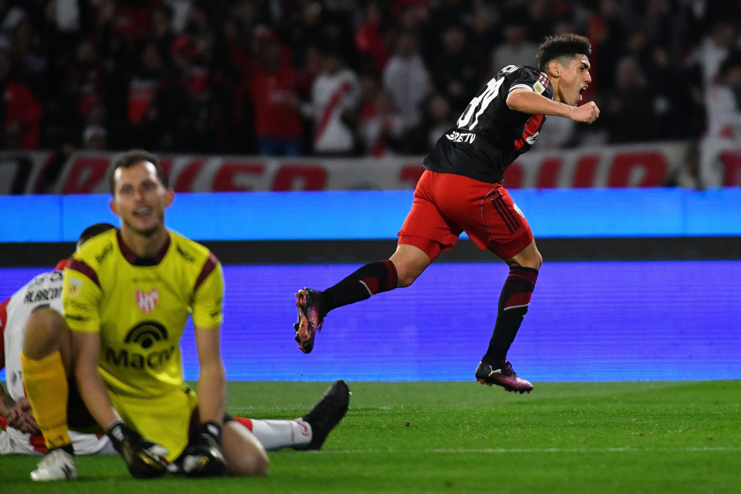 Lencina celebra el primero de sus dos goles en la noche cordobesa