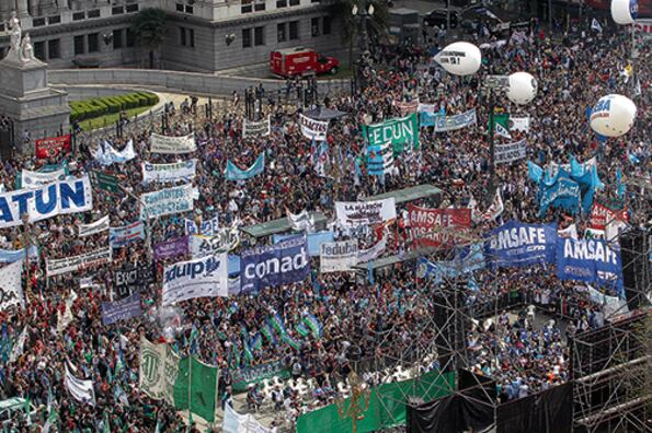 La movilización arrancó del Palacio Sarmiento y fue convocada por los gremios de Ctera, Conadu y por Sadop.