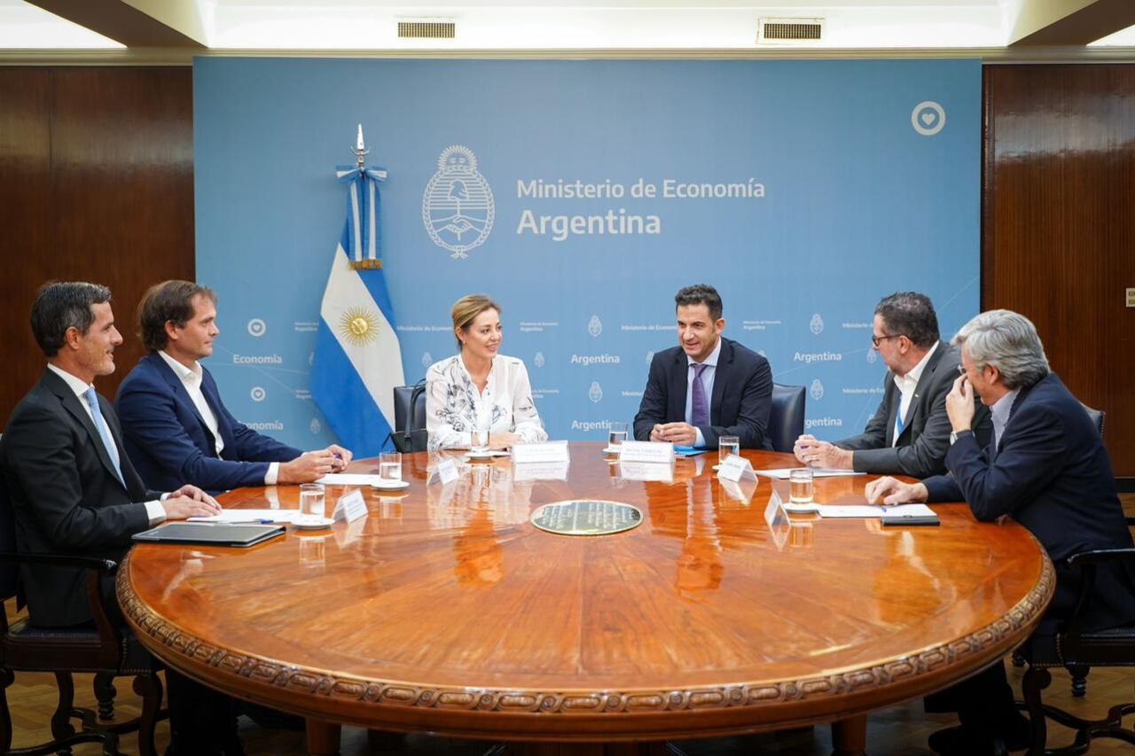 Flavia Royon (Energía) y Matías Tombolini (Comercio) en el encuentro con petroleros.