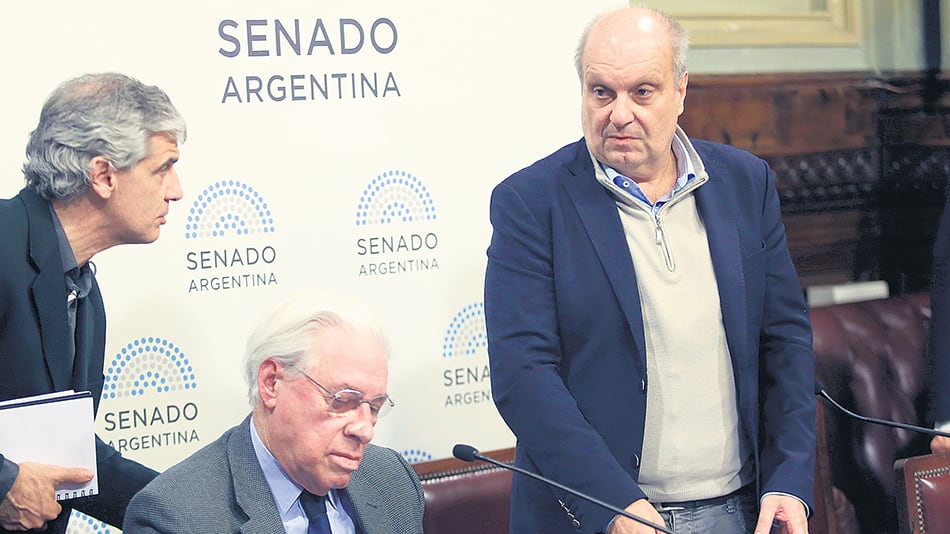 En la audiencia pública sólo pudo ingresar un puñado de delegados de la agencia y fue obligado a bajar los carteles.