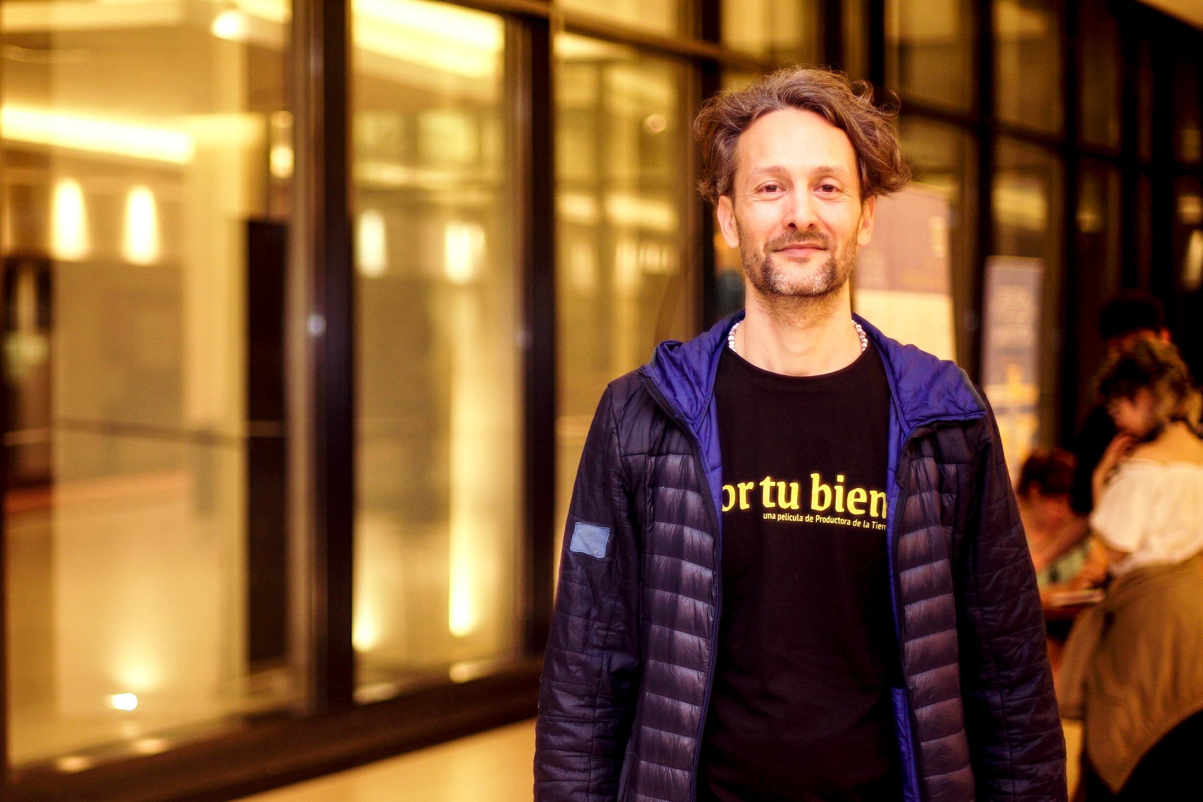 Monsú retrata a una adolescente de familia tradicional en un pueblo de frontera