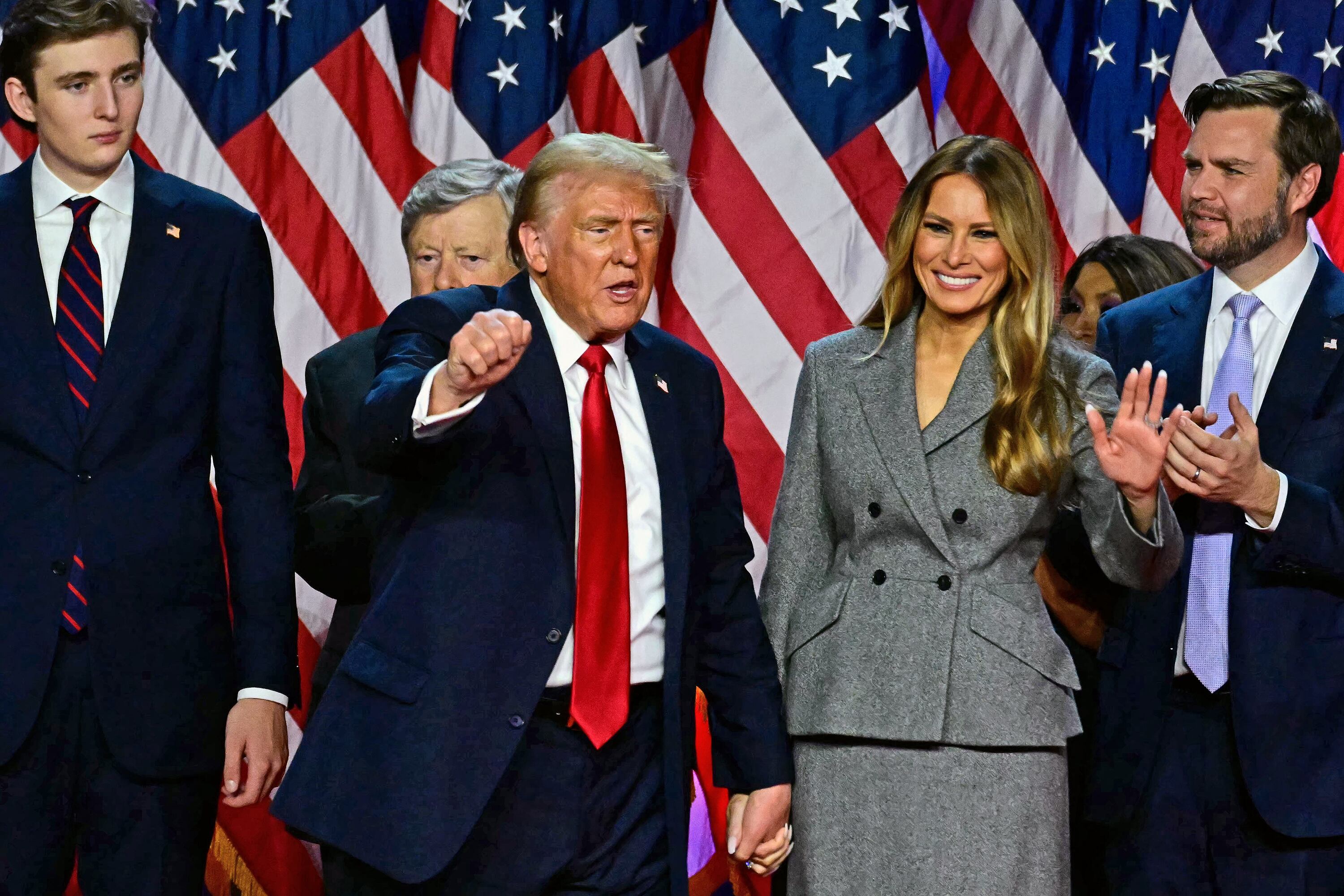 Trump, su esposa Melania y el electo vicepresidente Vance. 