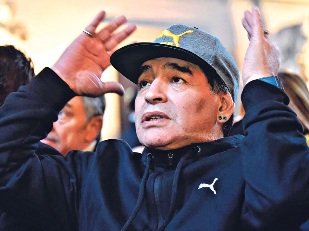 "Cambiemos, los huevos; ganemos", proclamó Maradona en su video.