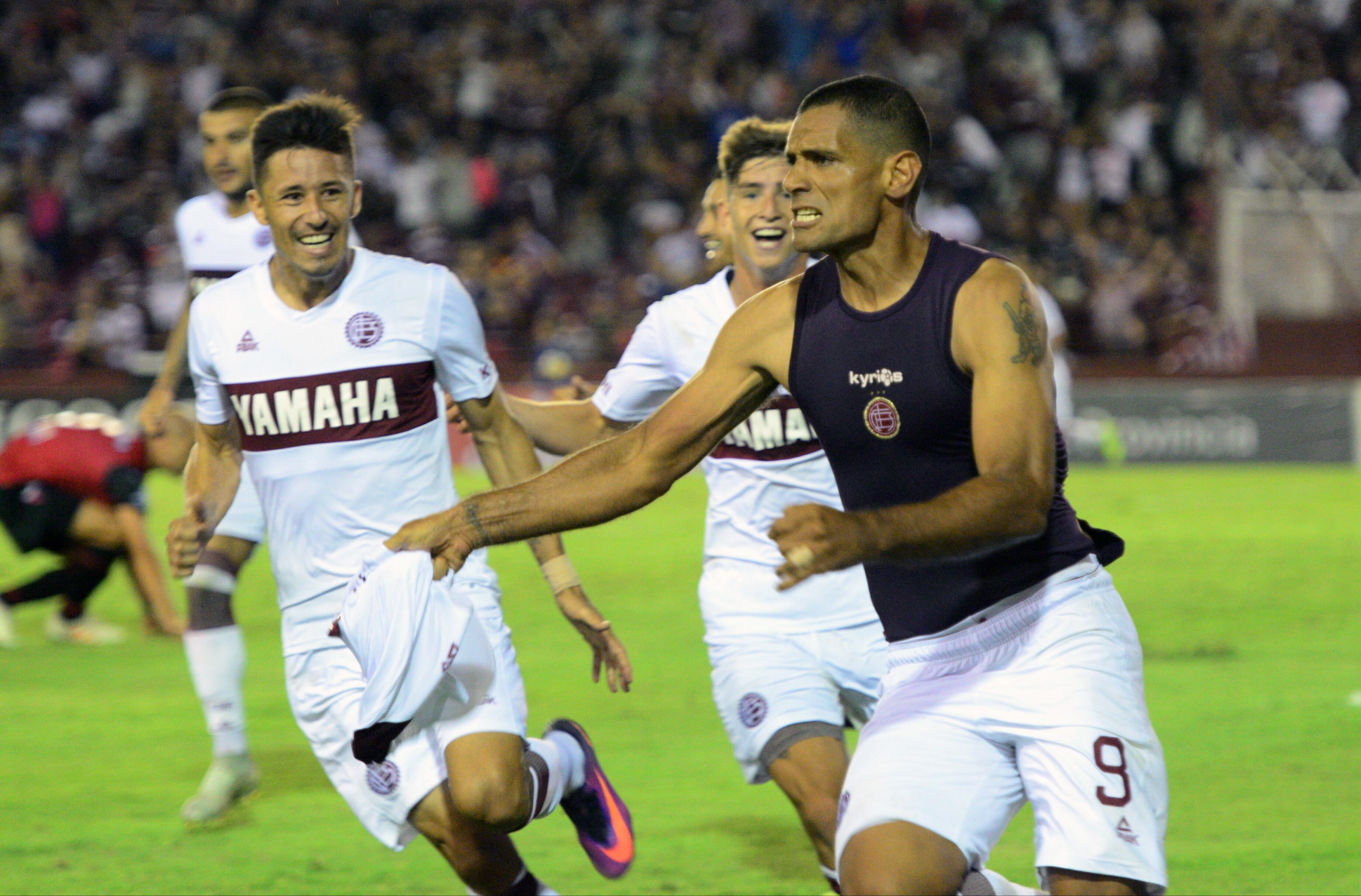 Sand festeja el 1-0, tras una jugada que se inició en un tiro de esquina.