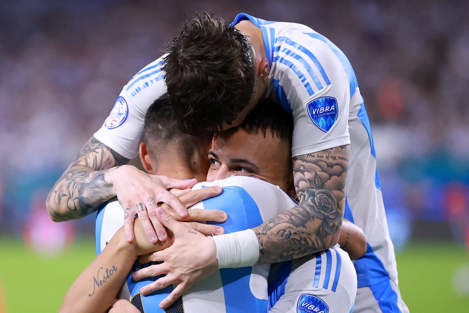 Lautaro, factótum del triunfo argentino, abrazado por sus compañeros