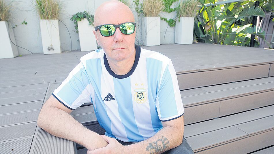 El escritor escocés Irvine Welsh será también DJ de una fiesta en Niceto Club.