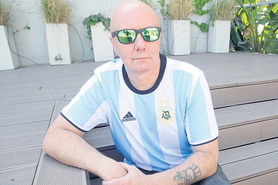 El escritor escocés Irvine Welsh será también DJ de una fiesta en Niceto Club.