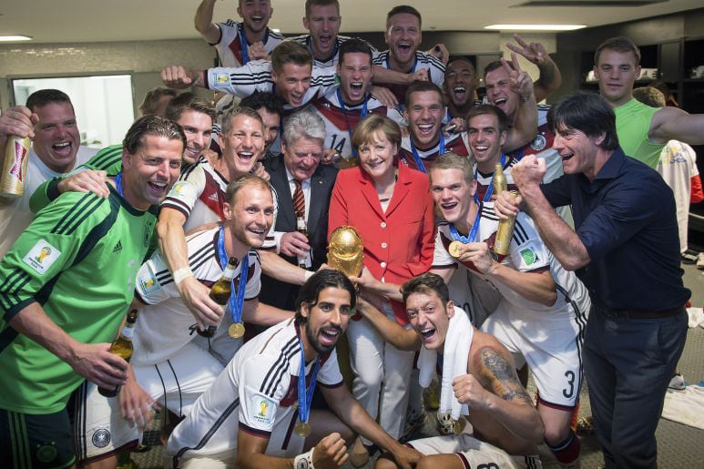 Merkel, en el vestuario del Maracaná, junto a los flamantes campeones del mundo en 2014.