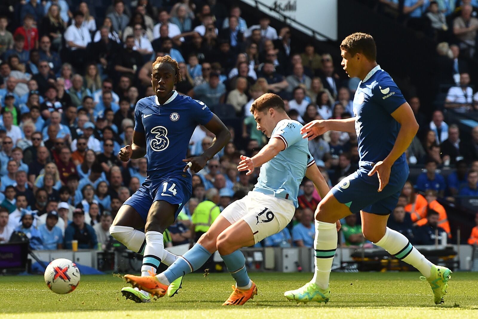 Julián Alvarez define ante la salida del arquero de Chelsea
