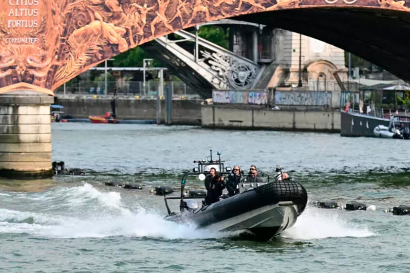 Todos miran hacia el Sena y sus cadáveres.