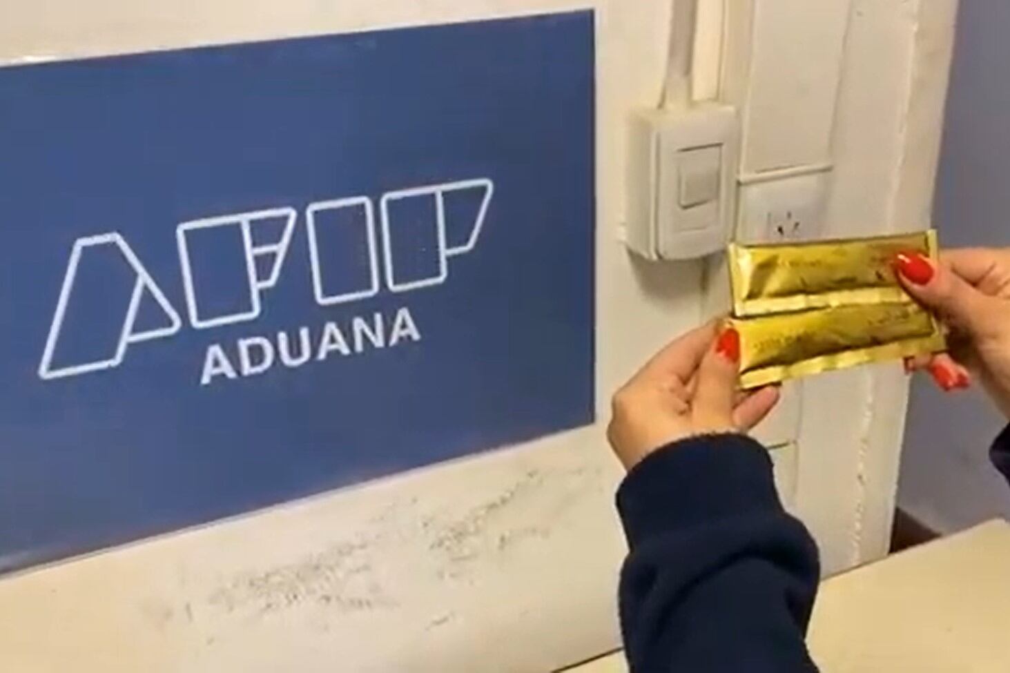 La Aduana evitó el contrabando de 96 sobres de "la miel del amor", un estimulante sexual prohibido. (Foto: Aduana)