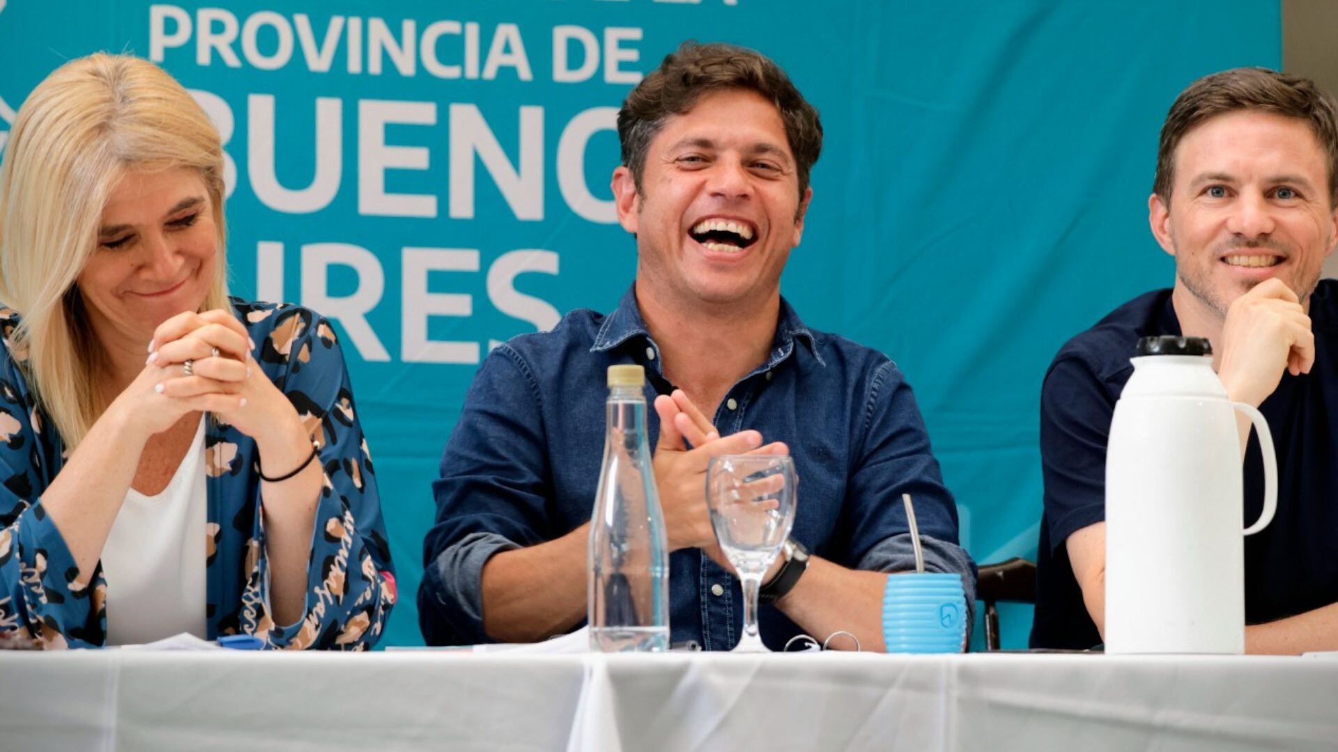 El gobernador bonaerense llevó su gabinete al distrito costero gobernado por el macrista Martín Yeza.