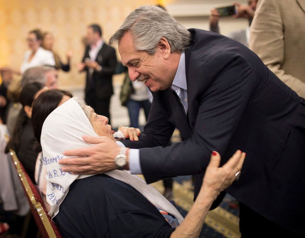 El presidente Alberto Fernández con la titular de la Asociación Madres de Plaza de Mayo, Hebe de Bonafini.