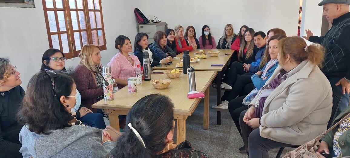 Las mujeres durante la reunión mantenida para conocer sobre la denuncia.