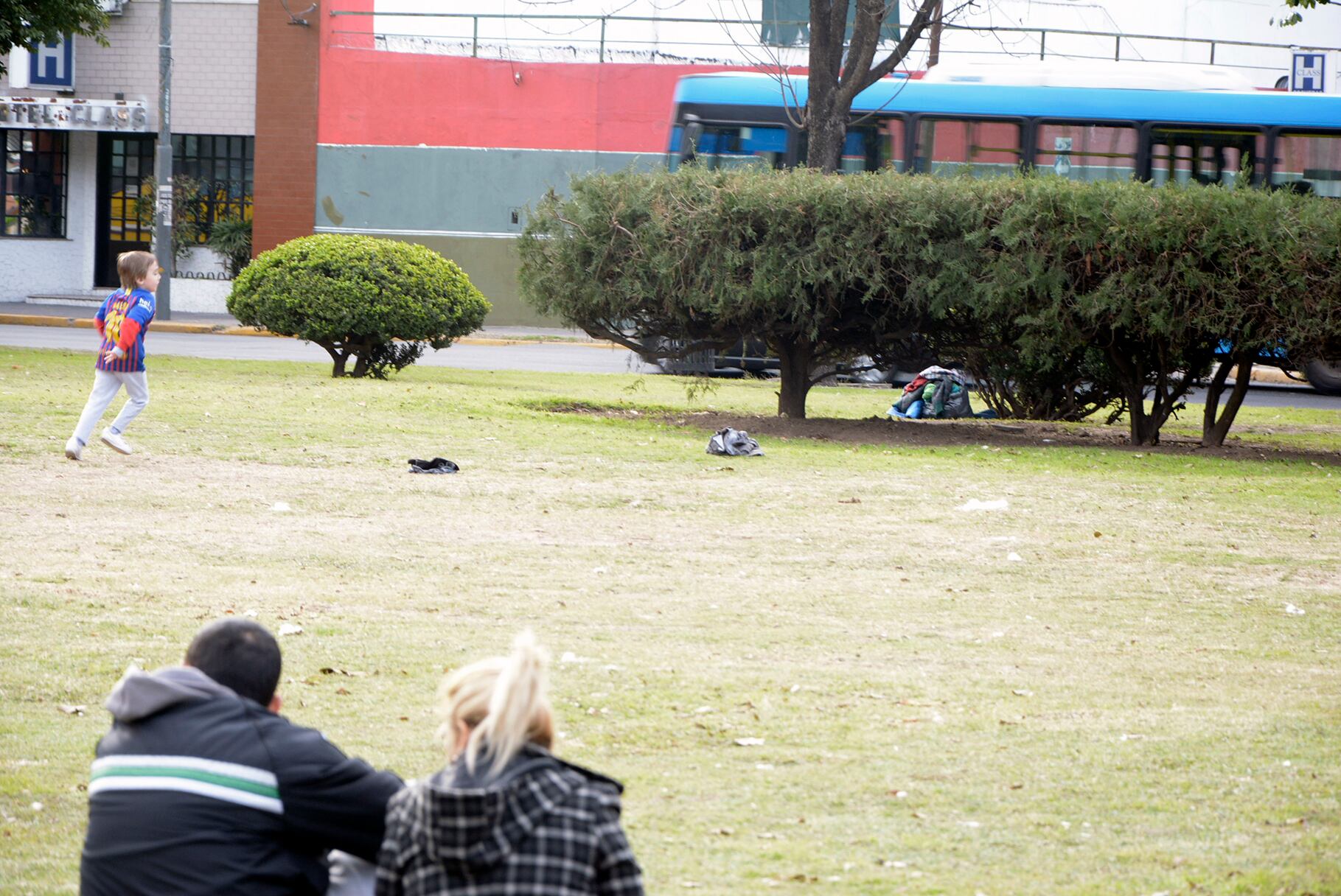 En la plaza donde falleció Torrent, ayer quedaban sus pocas pertenencias.