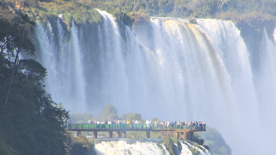 El balcón que se asoma del lado brasileño sobre el arco de las Cataratas.