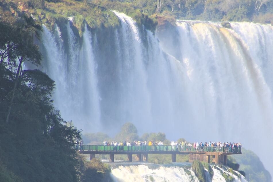 El balcón que se asoma del lado brasileño sobre el arco de las Cataratas.