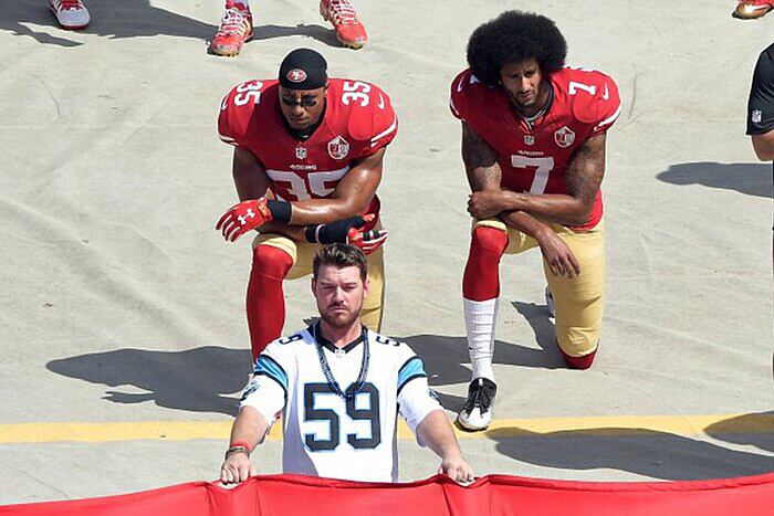 Kaepernick tuvo que abandonar la NFL porque nadie lo contrató después de su gesto de protesta