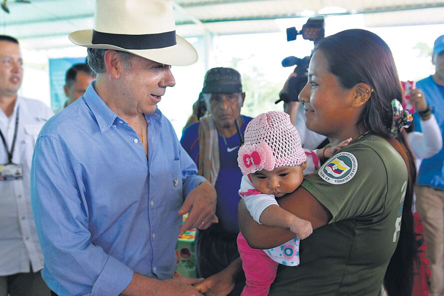 El presidente Santos visitó una zona veredal en Putumayo, donde conversó con los guerrilleros.