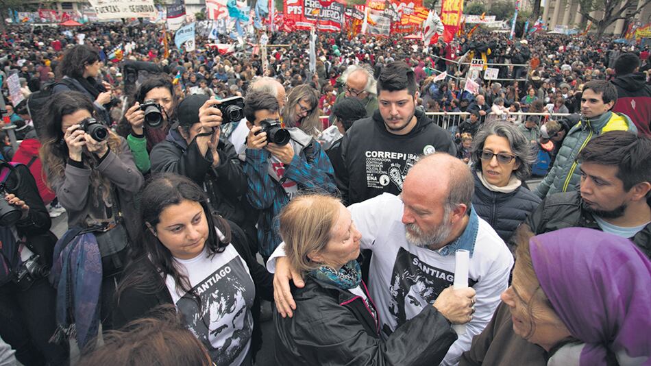 La madre y el hermano de Santiago Maldonado, en un abrazo antes del acto que convocó a unas 100 mil personas, según los organizadores.