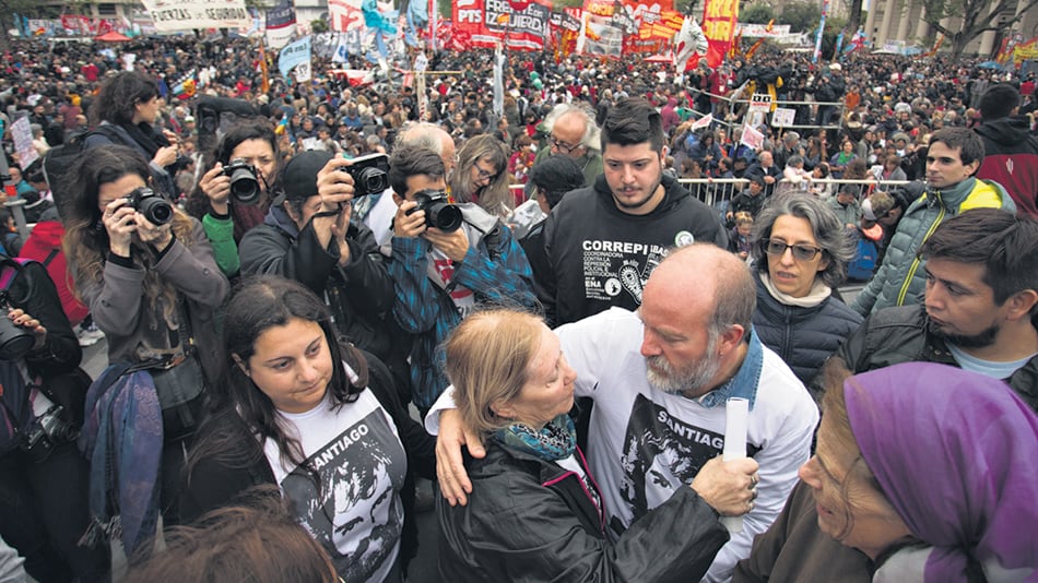 La madre y el hermano de Santiago Maldonado, en un abrazo antes del acto que convocó a unas 100 mil personas, según los organizadores.