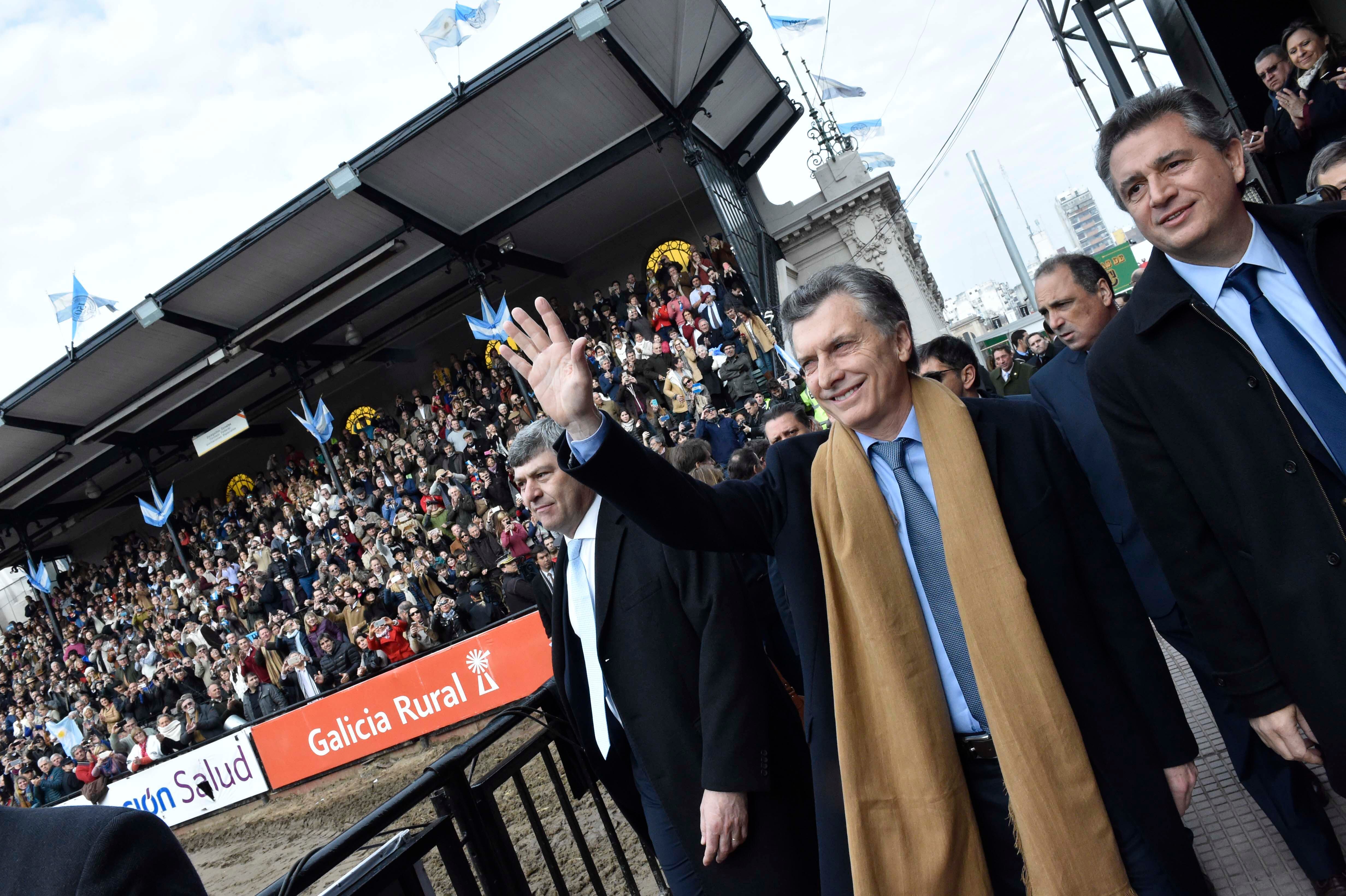 Macri y Etchevhere en la exposición de la Sociedad Rural.