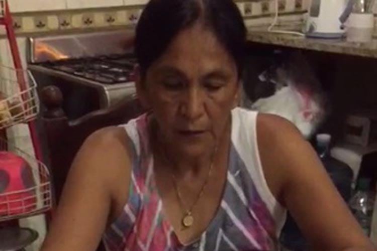 Sala grabó el video en la cocina de su casa, donde cumple arresto. domiciliario.