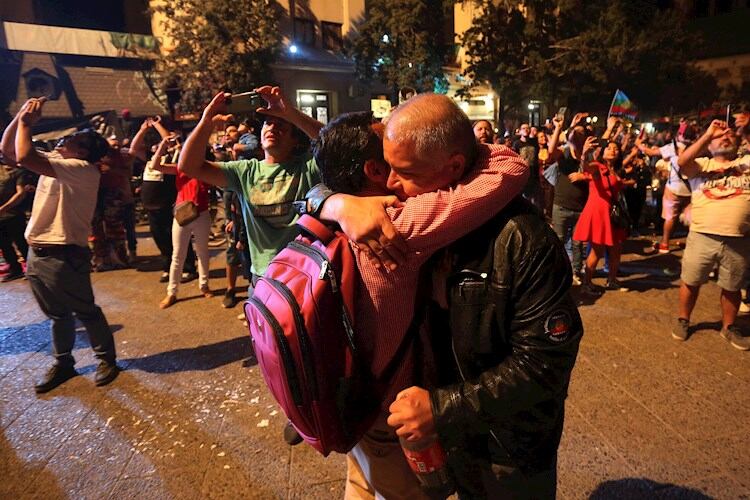 Un abrazo para festejar el fin de 2019 en Plaza Italia.