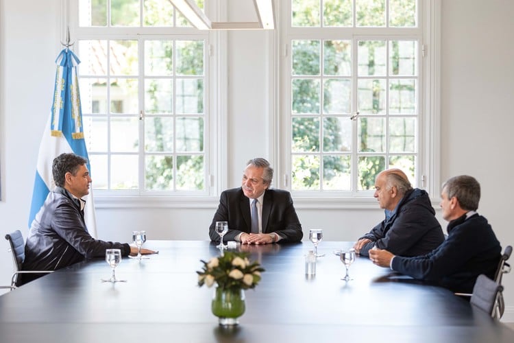 El Presidente, junto a Macri, Grindetti y Zabaleta, hoy en Olivos.