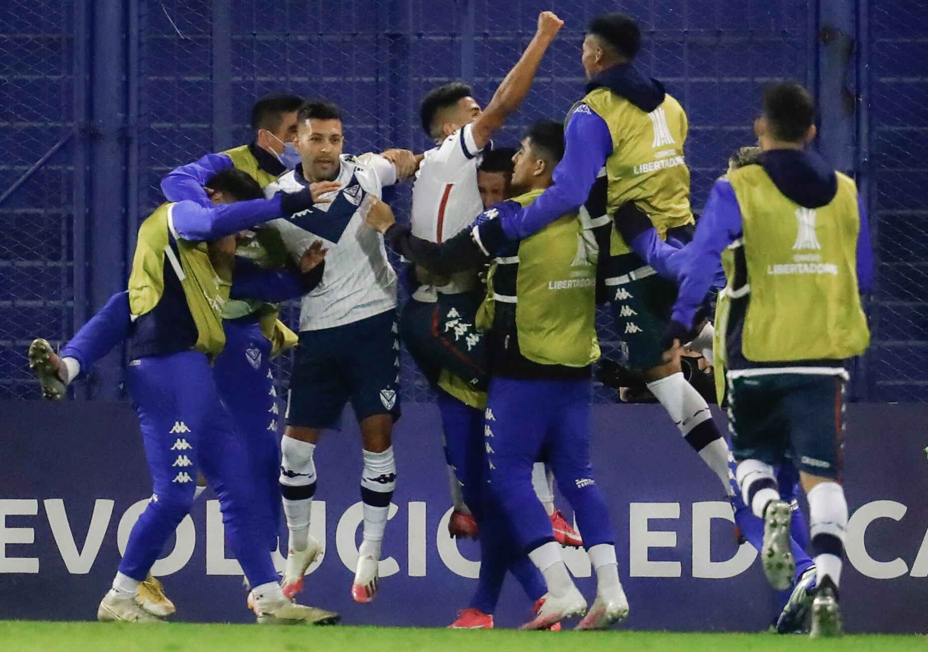 Los jugadores de Vélez festejan el gol de Almada.