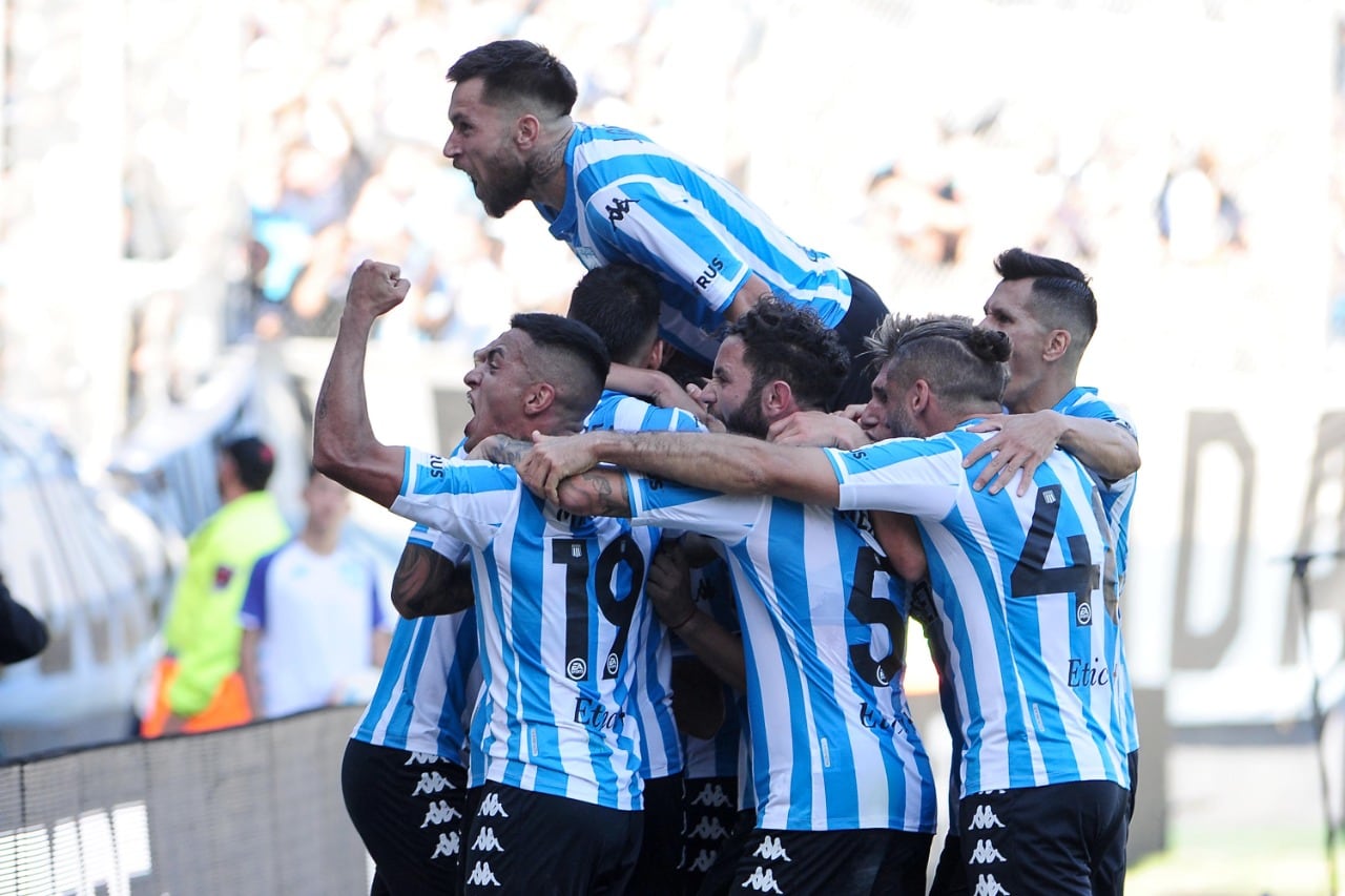 Los festejos en el triunfo de Racing Club, firme en la cima