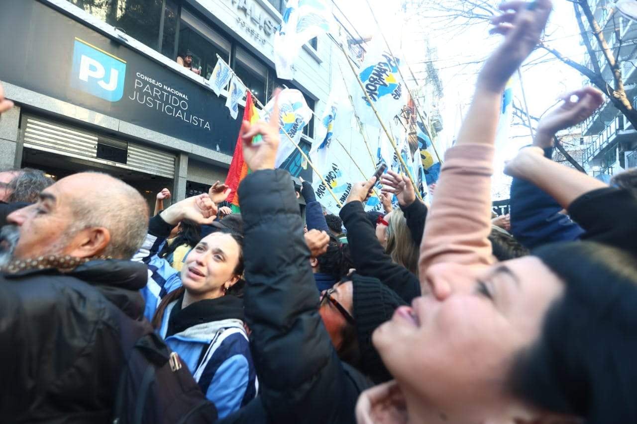 La militancia en la puerta de la sede del Partido Justicialista.