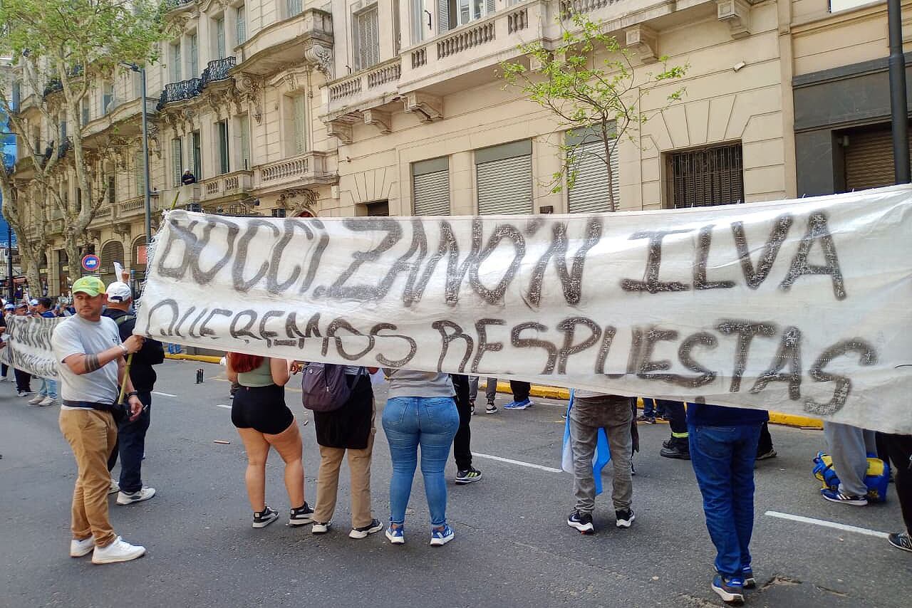 Trabajadores de Ilva portestaron frente a la sede de la UIA.