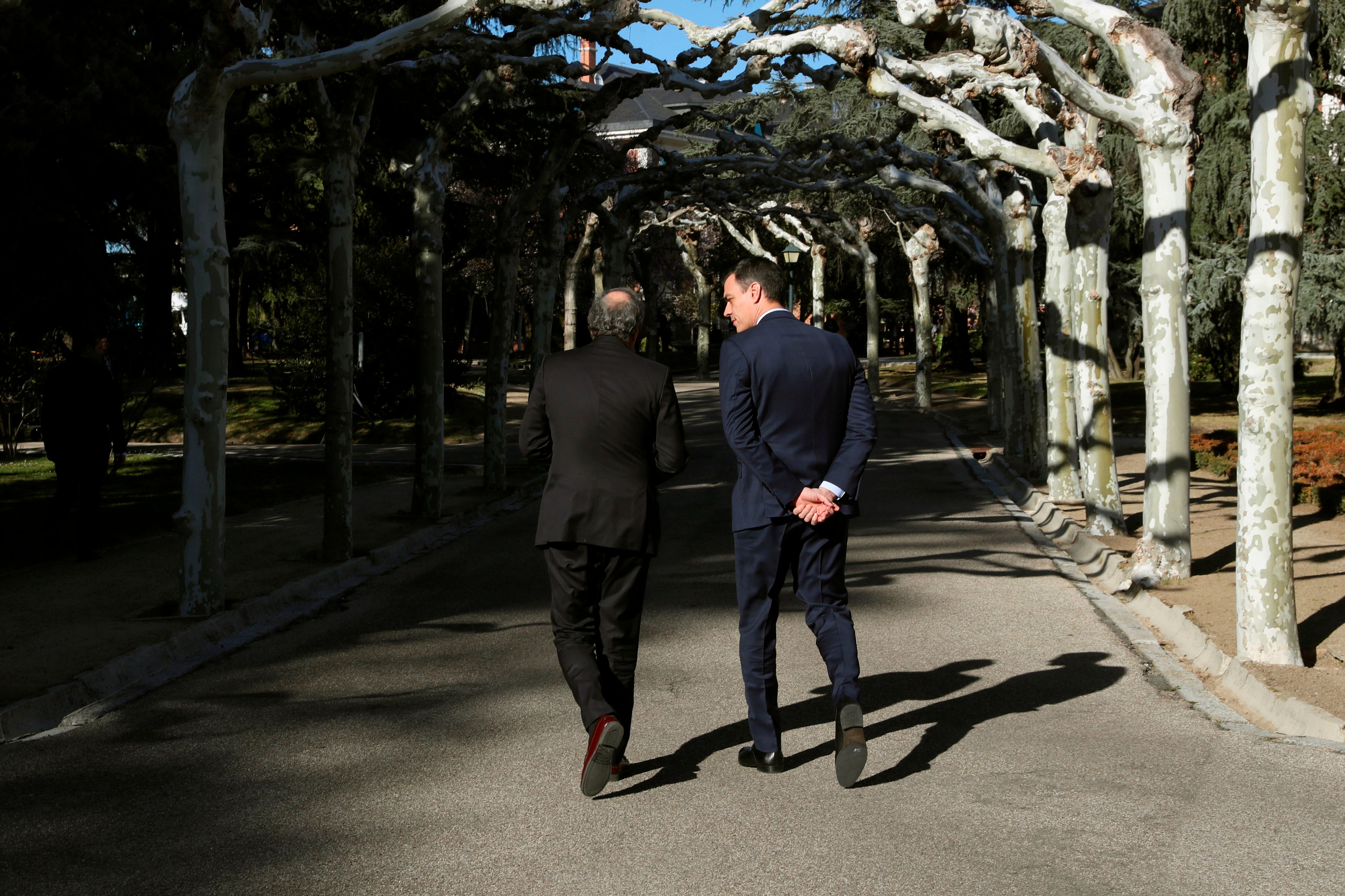 Quim y Sánchez pasean por los jardines del palacio de La Moncloa.