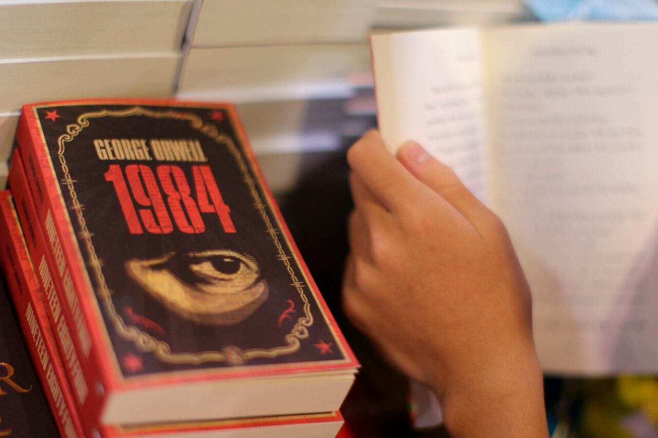 La novela se publicó en 1949 y se convirtió en un clásico moderno. 