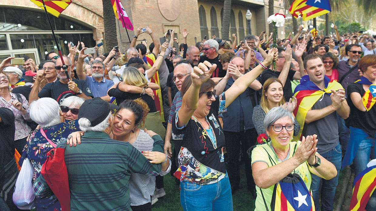 Minutos después del anuncio de Puigdemont, catalanes independentistas festejan la independencia de la región en una plaza de Barcelona,