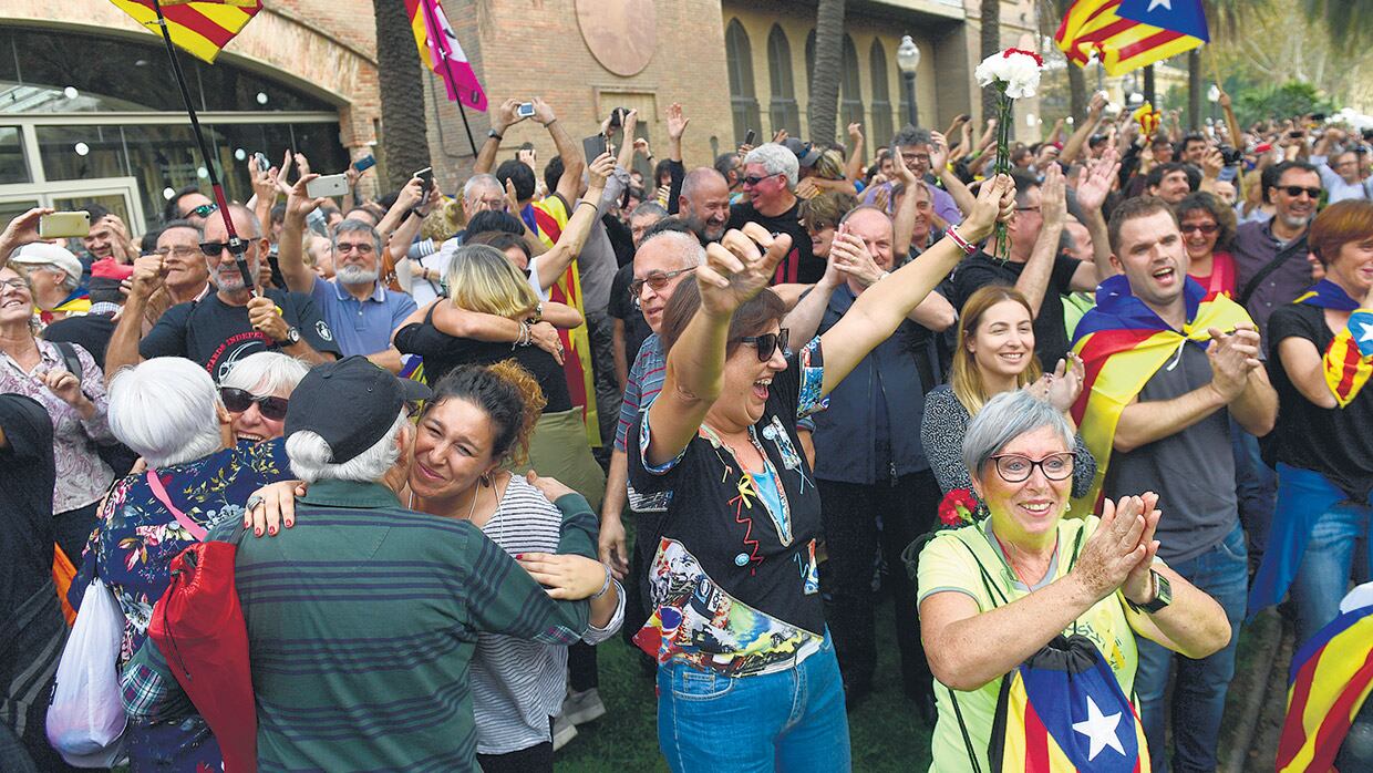 Minutos después del anuncio de Puigdemont, catalanes independentistas festejan la independencia de la región en una plaza de Barcelona,