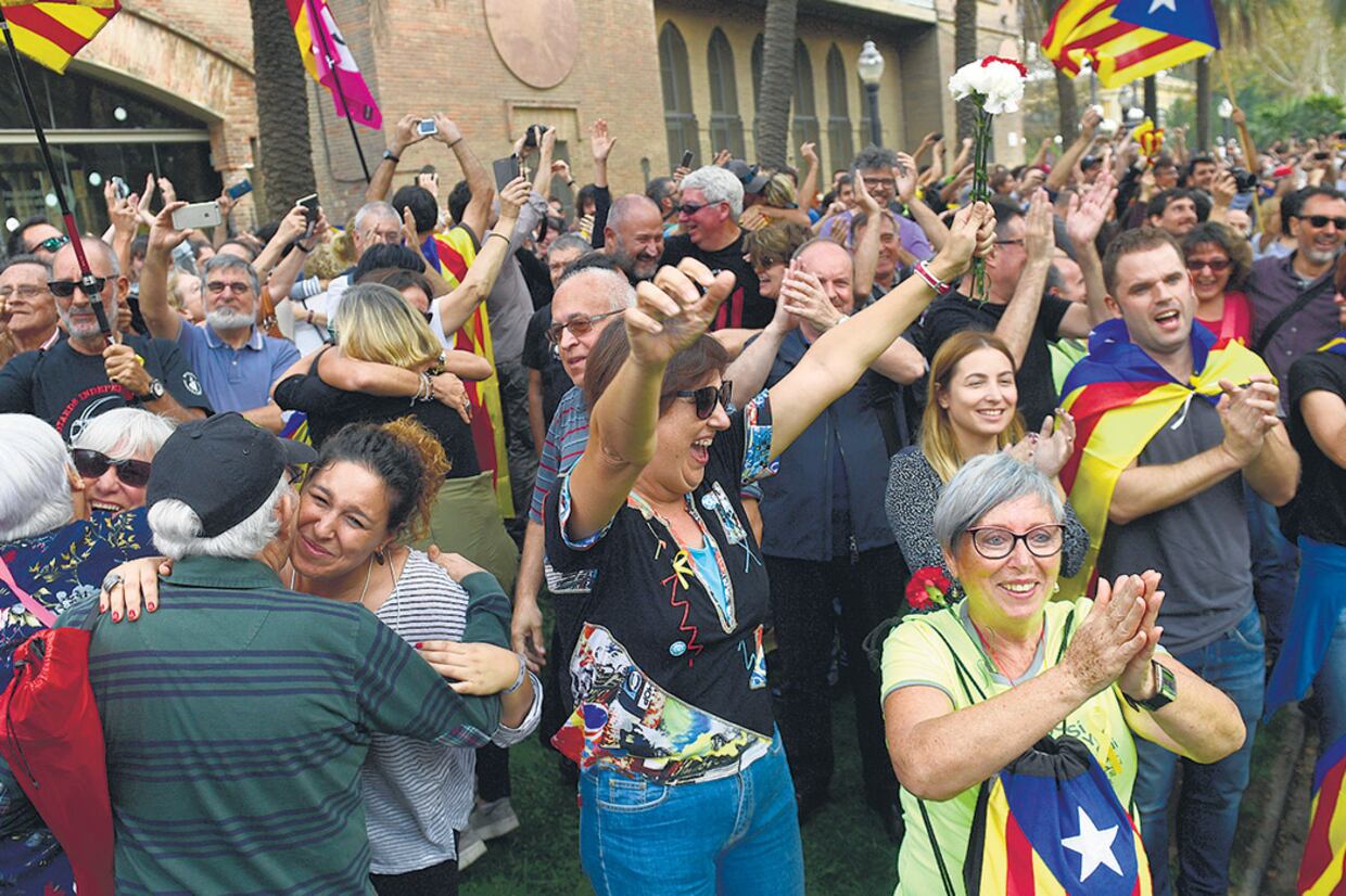 Minutos después del anuncio de Puigdemont, catalanes independentistas festejan la independencia de la región en una plaza de Barcelona,