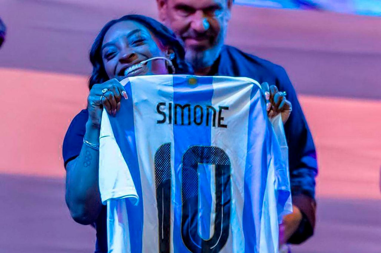 Biles sonríe con la camiseta argentina que lleva su nombre