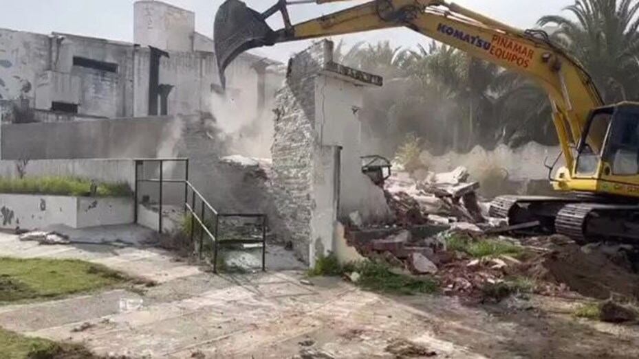 Las máquinas  destruyendo la edificación de Ku. (Foto: Twitter)